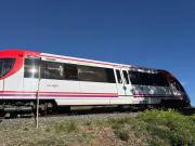 Nuevo accidente ferroviario en España: un tren FEVE chocó con una grúa