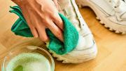 Ni vinagre, ni bicarbonato: el elemento casero con el que puedes dejar tus zapatillas como nuevas