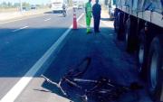 Accidente y milagro en la Autopista La Plata: ciclista chocó con un camión, sufrió fracturas