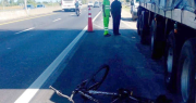 Un ciclista chocó contra un camión frenado en plena Autopista La Plata-Buenos Aires y terminó fracturado