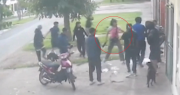 Brutal ataque en manada en Los Hornos: se conoció el video de la agresión que terminó con un joven amputado