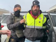 Tomó una iglesia en Minnesota y desafió a Pamela Bondi a que lo arreste: le contestaron ok y se lo llevaron preso