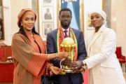 El presidente de Senegal celebra la Copa Africana junto a sus dos esposas