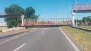 Un camión que transportaba una retroexcavadora chocó y derrumbó un puente peatonal en Rosario