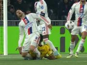 Preocupación por Nicolás Tagliafico: un rival se le cayó sobre el tobillo derecho y fue reemplazado en el triunfo del Lyon en la Europa League