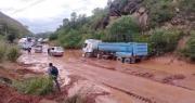 Cortan tráfico en la ruta que une Cochabamba con el occidente por mazamorra tras el desborde del río Viloma