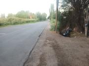 Hacía “wheelie” en una moto con pedido de secuestro, perdió el control y murió tras caer a un canal