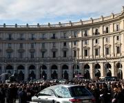 Estrellas de la moda y el cine despiden al emperador de la alta costura Valentino