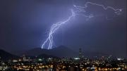 ¿Se guarda el traje de baño y se saca el paraguas? Pronostican precipitaciones y tormenta eléctrica en Santiago