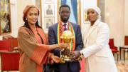 Con el trofeo y sus dos esposas: así celebró el presidente de Senegal la Copa Africana de Naciones