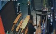 VIDEO.- A punta de pistolas y a los golpes: una pareja perpetró un violento robo en comercio de 7 y 520