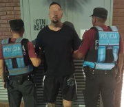 Arma lista para disparar, placa de policía falsa y huída: el misterio del italiano detenido