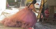 “Salió muy caro para usarlo una sola vez”: Quinceañera utiliza su vestido para hacer los oficios del hogar