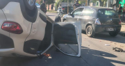 Espectacular choque y vuelco en Berisso con una mujer que quedó atrapada en el auto