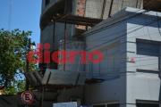 Pánico en el centro: cuatro obreros cayeron al vacío desde un andamio