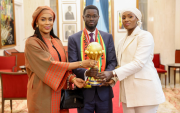 Presidente de Senegal celebró la Copa Africana de Naciones con el trofeo y sus dos esposas