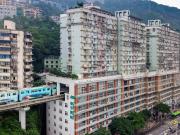 Recorre 100 kilómetros y atraviesa un edificio residencial, así es el tren más extravagante de China