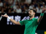 Abierto de Australia: Novak Djokovic alcanzó las 400 victorias en Grand Slam, pero estuvo al borde de la descalificación por un pelotazo