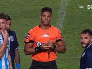 Bajo la lluvia y de madrugada: el gol que le dio el triunfo a Independiente Rivadavia dejó muchas dudas y ni con el VAR se pudo despejar la polémica