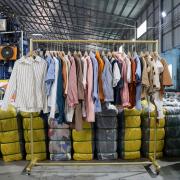 Furor en Mendoza: comprar ropa importada por kilo, el nuevo truco para renovar el placard