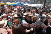 Rodrigo Paz recibe la Alasita en plaza Murillo e intercambia billetitos