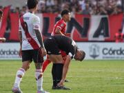 El insólito tropezón de Nicolás Ramírez: se torció el tobillo tras chocarse con Facundo Bruera el partido siguió con él en el piso