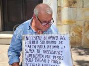 VIDEO. Con un cartel y sin comer: la desesperación de un salteño por volver a su provincia