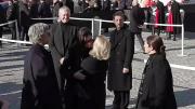 Anne Hathaway y Elizabeth Hurley, el cine y la moda acuden al funeral de Valentino en Roma