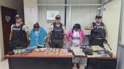 Dos hermanas fueron detenidas con droga y prendas policiales en el sur de Quito: ¿Quiénes son?