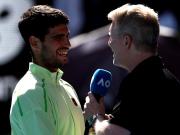 Carlos Alcaraz brilla con luz propia en el Abierto de Australia: fulminó a Tommy Paul y después sedujo a todos en su entrevista con la TV