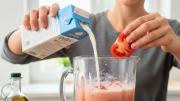 Mezclar tomate con leche: por qué recomiendan hacerlo y para qué sirve