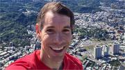 Alex Honnold escaló por Netflix el Taipei 101 sin cuerdas: selfie a 508 metros y transmisión con delay