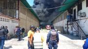 Bomberos de Aragua sofocaron incendio en una fábrica en la Carretera Palo Negro
