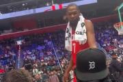 Kevin Durant perdió la paciencia y cruzó a un fanático en pleno partido