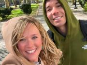 Quién es la pareja de Alex Honnold, el hombre que escaló el Taipei 101, el edificio más alto de Taiwán, sin soga de seguridad ni arnés