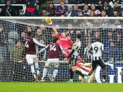 El golazo de Buendía y las atajadas supersónicas de Dibu Martínez le devolvieron el triunfo al Aston Villa en la Premier League