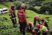 Accidentes en Quito: furgón cae en una quebrada y deja dos heridos