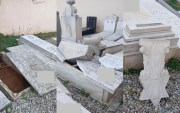 Decenas de tumbas judías vandalizadas en cementerio de Barcelona