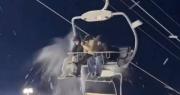 Video: Tres jóvenes quedaron atrapados en un teleférico y les lanzaron bolas de nieve