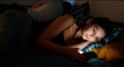 Dormir con el teléfono impide el cerebro se regenere y afecta el sueño reparador