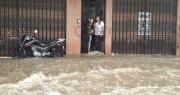 Torrencial lluvia con granizo deja calles inundadas en Cochabamba