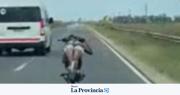 Un motociclista manejó acostado y quedó registrado en un video