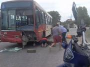 Iban en moto con un bebé de tres meses y chocaron con un colectivo: murieron los tres