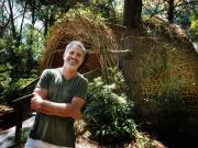 No tengo necesidad de dinero, me mueve la pasión por un espacio distinto: quién está detrás del bosque escondido en Punta del Este