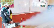 Fumigan unidades educativas en La Paz