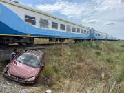 Había mucha gente al límite: un tren arrolló a un auto en Mar del Plata, dejó como saldo una víctima de 23 años y desató el caos