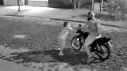 Video: brutal robo de un motochorro a tres niños en plena vereda