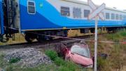 Un tren con destino a Mar del Plata embistió un auto: hay tres heridos y uno está grave