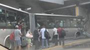 Bus de Metropolitano chocó contra la estructura del puente de la estación México