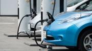Dos gigantes sellan acuerdo para desarrollar una red de carga ultra rápida de autos eléctricos en Chile